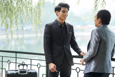 Genç girişimci gülümseyen iş ortağı fikrine yol dinlerken