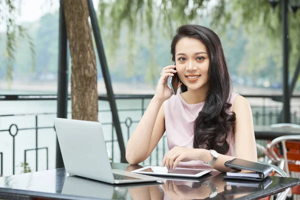Портрет Улыбающейся Успешной Азиатской Бизнес Леди Разговаривающей Мобильному Телефону Столом — стоковое фото
