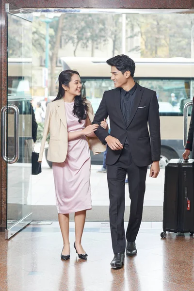 Glücklich Junge Asiatische Business Paar Hotel Lobby — Stockfoto