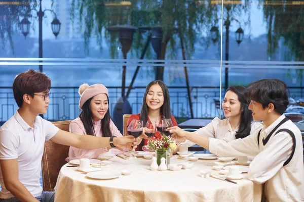 Jovens Asiáticos Alegres Brindam Com Vinho Mesa Jantar — Fotografia de Stock