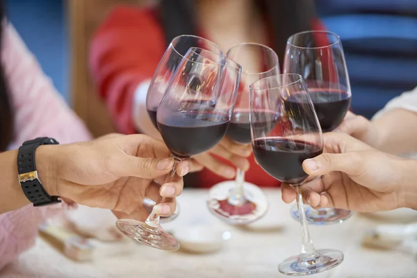 Imagen Cerca Personas Tintineando Con Copas Vino Sobre Mesa Cena —  Fotos de Stock