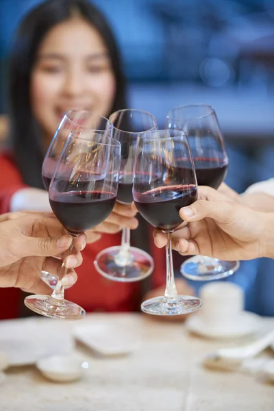 Jóvenes Bebiendo Vino Tinto Celebrar Cumpleaños Restaurante — Foto de Stock