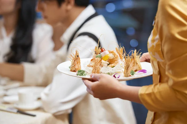 Imagen Recortada Camarero Trayendo Plato Camarones Mesa Cena Restaurante — Foto de Stock