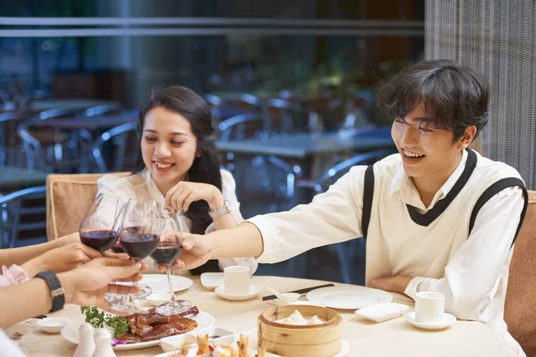 Εταιρεία Φίλος Τρώει Δείπνο Στο Φανταχτερό Εστιατόριο Πίνοντας Κρασί — Φωτογραφία Αρχείου