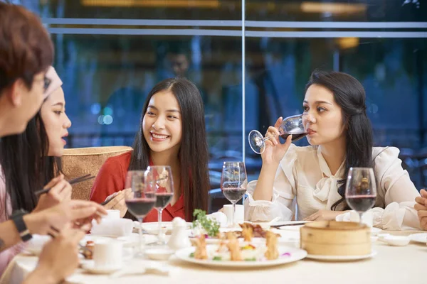 Jovens Vietnamitas Felizes Comendo Conversando Mesa Jantar — Fotografia de Stock