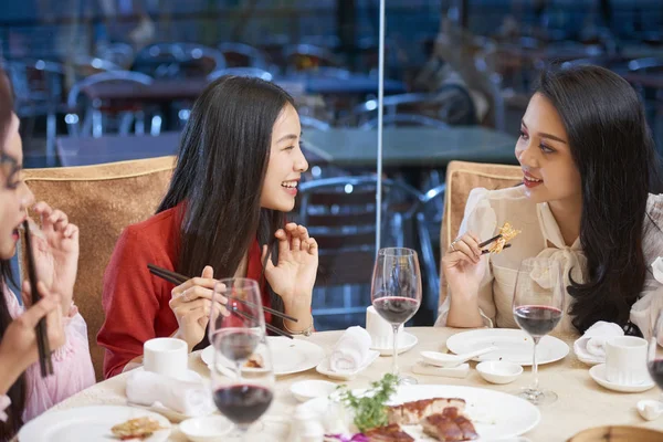 Jovens Mulheres Asiáticas Bonitas Conversando Fofocando Jantar — Fotografia de Stock