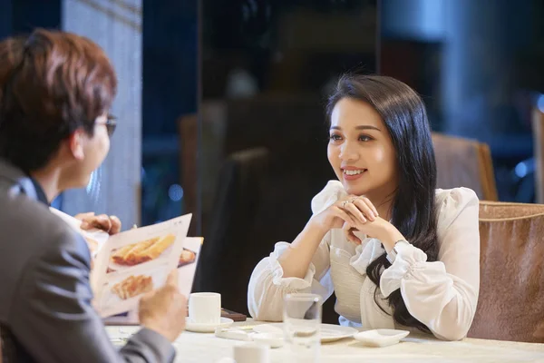 Güzel Genç Asyalı Kadın Erkek Arkadaşı Ile Onun Restoranında Yemek — Stok fotoğraf