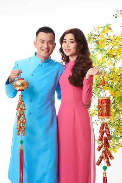 Porträt Eines Glücklich Lächelnden Vietnamesischen Paares Das Traditionelle Cracker Zur — Stockfoto