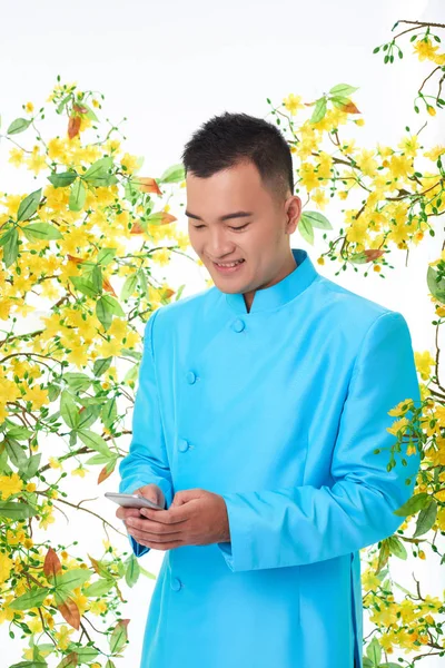 Przystojny Młodzieniec Azjatka Tradycyjnym Stroju Wysyłanie Najlepszych Życzenia Sms Podczas — Zdjęcie stockowe