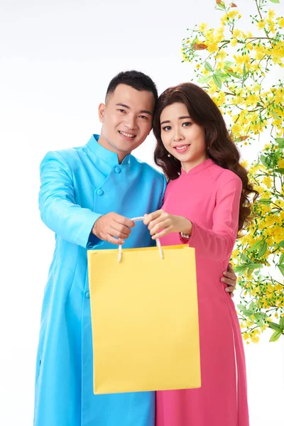 Счастливая Молодая Азиатская Пара Показывает Бумажный Пакет Подарком Китайский Новый — стоковое фото