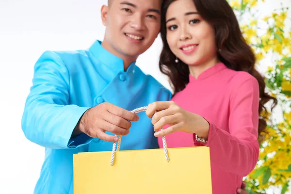 Junges Vietnamesisches Paar Überreicht Papiertüte Mit Geschenk Zum Mond Neujahr — Stockfoto