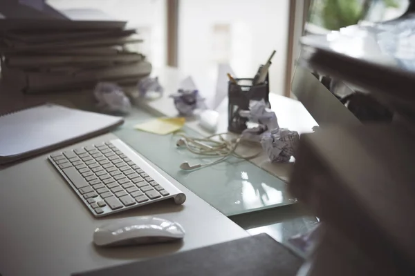 ワイヤレス コンピューターのキーボードとマウスのバック グラウンドでフォルダーのヒープを持つオフィスのテーブル — ストック写真
