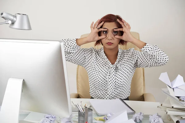 Young Businesswoman Sitting Her Workplace Office Opening Her Eyes Hands — Stock Photo, Image