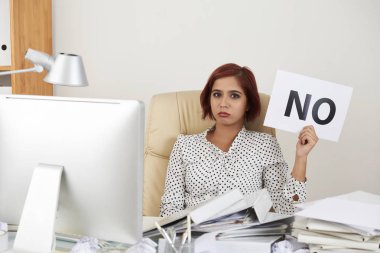 İşyerinde birçok klasörleri ve belgeleri yok holding ile oturma ve işlerinin çok yorgun Sekreter portresi