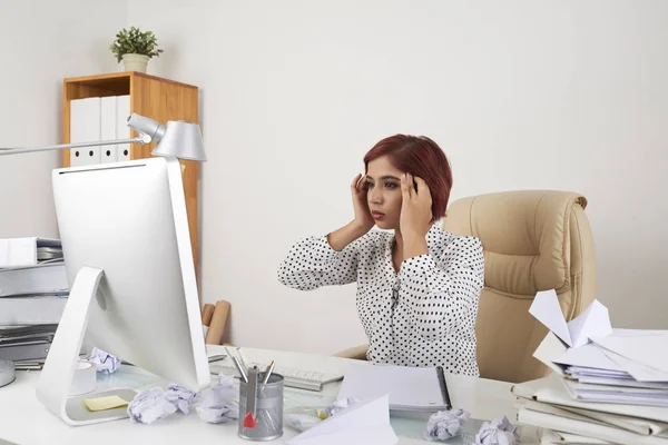 Joven Gerente Negocios Sentado Lugar Trabajo Frente Computadora Oficina Sintiéndose —  Fotos de Stock