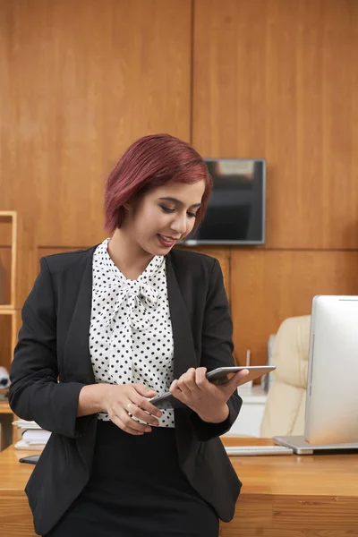 Junge Geschäftsfrau Schwarzem Anzug Und Weißem Hemd Steht Der Nähe — Stockfoto