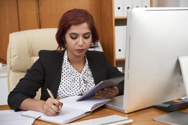 Junge Sekretärin Sitzt Schreibtisch Und Arbeitet Mit Tablet Während Sie — Stockfoto