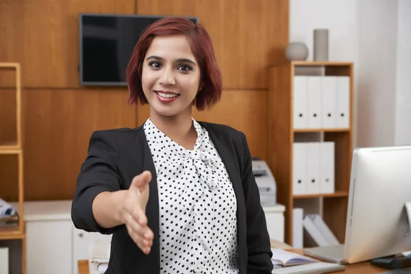 Porträt Einer Erfolgreichen Geschäftsfrau Die Büro Mit Offener Hand Zum — Stockfoto