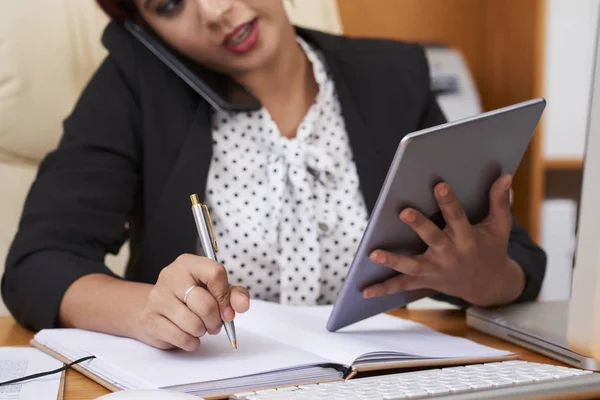 Yeni Fikirler Onun Defteri Nde Dijital Tablet Yazma Ofiste Tabloda — Stok fotoğraf