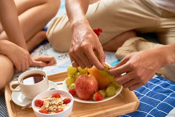 Close Casal Sentado Cama Tomando Café Manhã Eles Comendo Frutas — Fotografia de Stock