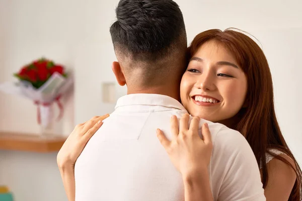 Felice Donna Asiatica Piedi Abbracciare Suo Fidanzato Con Amore — Foto Stock