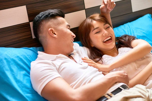 Счастливая Азиатская Пара Обнимается Смеется Вместе Отдыхая Кровати Спальне — стоковое фото