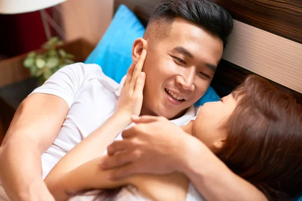 Hermosa Pareja Amorosa Joven Acostada Cama Mirándose Abrazándose Casa —  Fotos de Stock