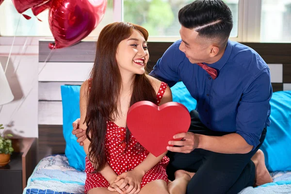 Jonge Man Een Doos Chocolade Geven Aan Gelukkige Vrouw Feliciteren — Stockfoto