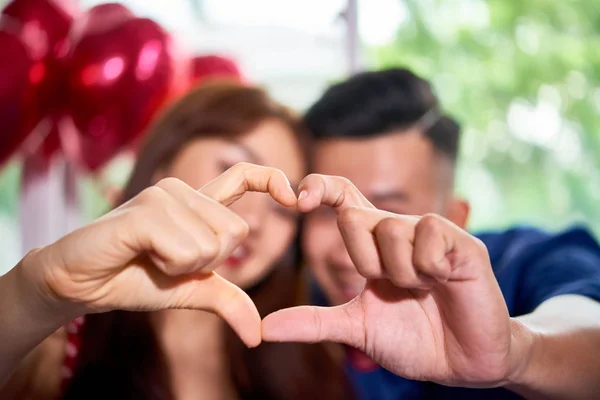 Retrato Joven Pareja Encantadora Haciendo Forma Corazón Sus Manos Sonriendo — Foto de Stock