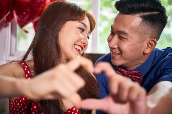 Asya Genç Çiftin Birlikte Birbirlerine Gülümsüyor Mimik Oturma Portre — Stok fotoğraf