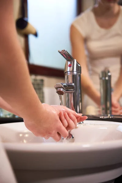 Närbild Kvinnan Hennes Handtvätt Diskbänken Rinnande Vatten Badrummet — Stockfoto