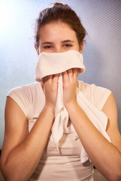 年轻美丽的女人在浴室洗完衣服后 站着用毛巾擦干净的脸的肖像 — 图库照片