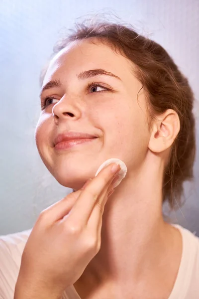 Chica Bastante Joven Preparando Piel Cara Para Maquillaje Aplicación Que — Foto de Stock
