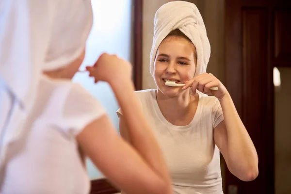 Jovem Com Toalha Cabeça Banheiro Olhando Para Espelho Escovando Dentes — Fotografia de Stock
