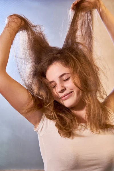 Jeune Femme Endormie Avec Les Yeux Fermés Tenant Ses Cheveux — Photo