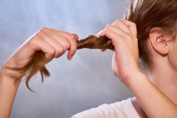 Primo Piano Della Giovane Donna Che Tiene Suoi Lunghi Capelli — Foto Stock