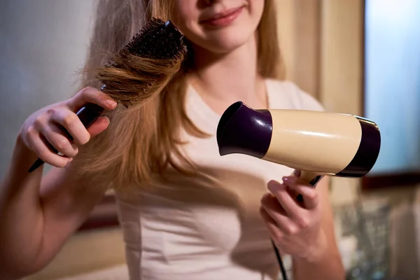 Menina Fazendo Penteado Com Escova Secador Cabelo Banheiro Casa — Fotografia de Stock