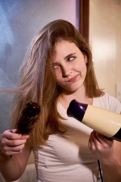 Junge Frau Bürstet Ihre Langen Haare Mit Haarbürste Und Trocknet — Stockfoto