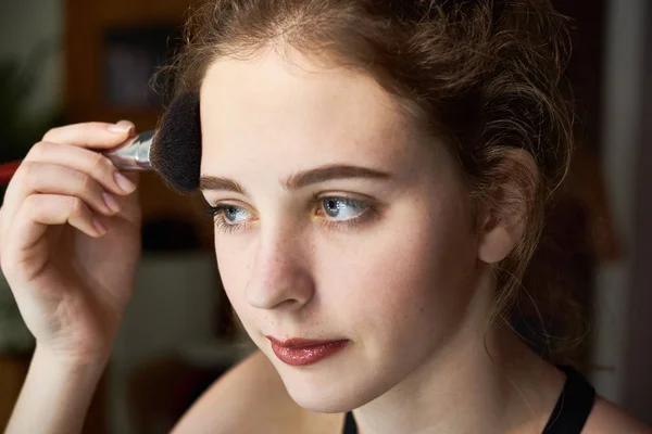 Close Young Pretty Girl Applying Powder Her Face Using Big — Stock Photo, Image