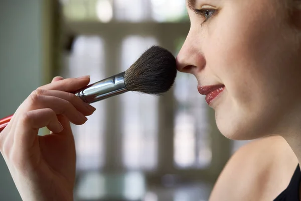 Close Jovem Aplicando Base Cosmética Seca Seu Rosto Usando Pincel — Fotografia de Stock