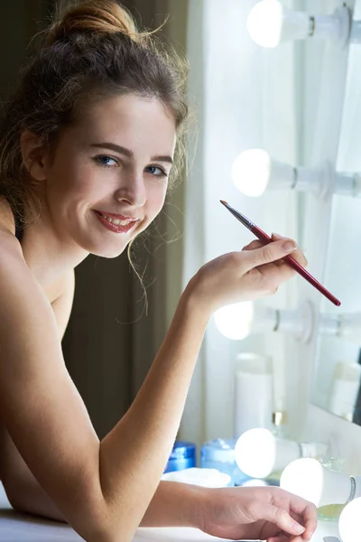 Retrato Jovem Bela Mulher Frente Espelho Com Escova Cosmética Sorrindo — Fotografia de Stock