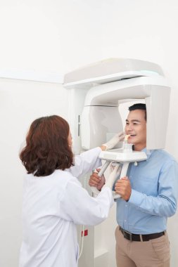 Doktor panoramik diş röntgen yetişkin Asya adam almak için özel cihazlar kullanılıyor