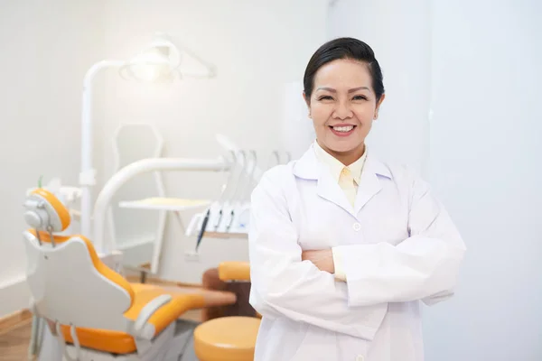 Adulto Sorridente Donna Asiatica Abito Medico Tenendo Mani Incrociate Sorridente — Foto Stock