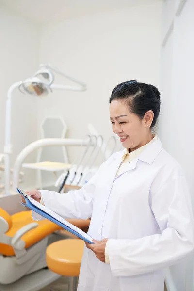 Professionele Moderne Aziatische Vrouw Witte Jurk Lezen Klembord Papier Terwijl — Stockfoto