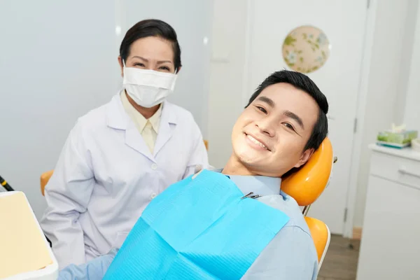 Asiático Homem Sentado Cadeira Dental Escritório Com Sorridente Profissional Médico — Fotografia de Stock