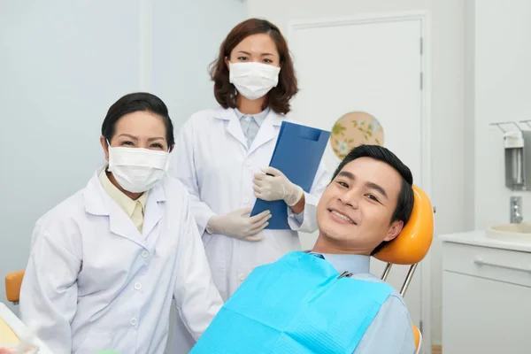 Asiatico Uomo Dentale Sedia Sorridente Fotocamera Con Medici Bianco Medico — Foto Stock