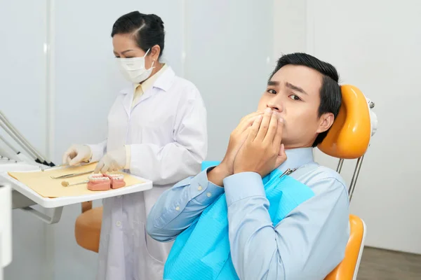 Korku Ile Doktor Ofisinde Diş Char Içinde Otururken Ağzına Kapsayan — Stok fotoğraf