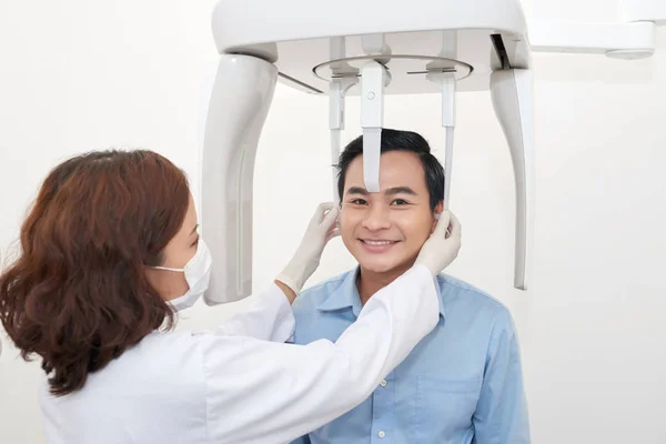 Doctor Usando Especial Equipo Para Obtener Panorámica Dental Rayos Adulto —  Fotos de Stock