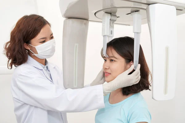 Médico Profesional Cuidando Una Niña Consultorio Del Hospital Haciendo Radiografías —  Fotos de Stock