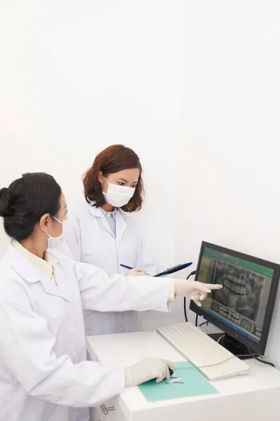 Asiáticas Dentistas Femeninas Oficina Mirando Pantalla Computadora Con Rayos Dentales —  Fotos de Stock